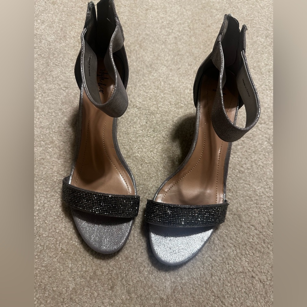 Women’s dress shoes.    Metallic.   Gently used.